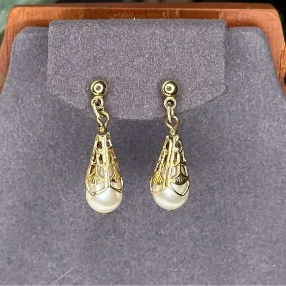 Vtg Memories 1900 Pearl Drop Earrings Gold Tone Filigree Shell Cap Made in USA - Picture 2 of 10